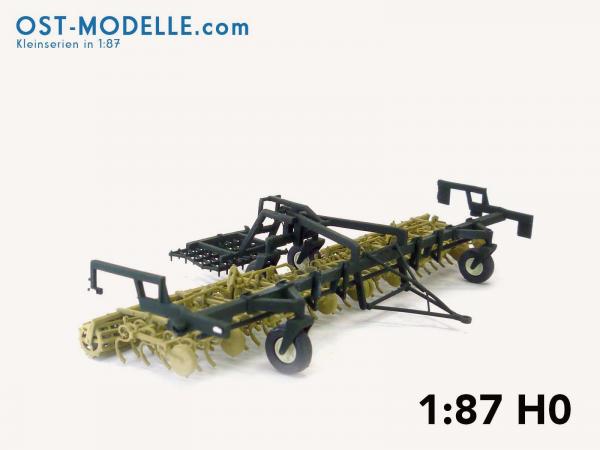 Koppelwagen T890 A01 Bodenbearbeitung 2 Feingrubber B231 mit Stabkrümmlern Arbeitsstellung siena